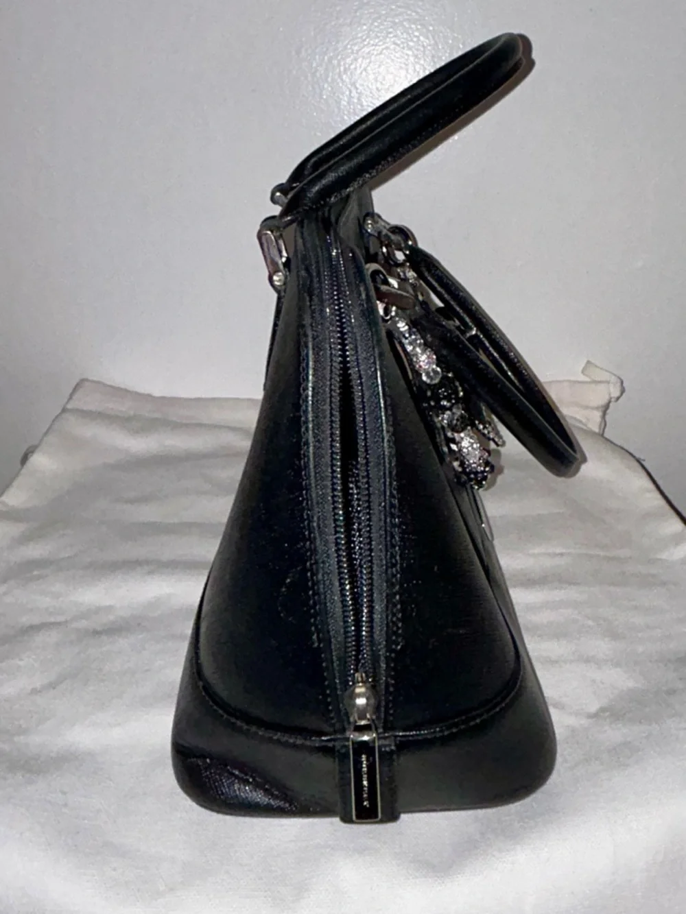 Burberry Saffiano Ceremonial Bag
Black Leather. Handmade Purse Charm included. - Picture 11 of 13